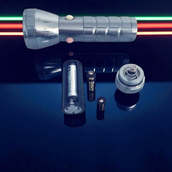 Retro Chrome Metal LED 3 Color Flashlight - Picture 5 of 9